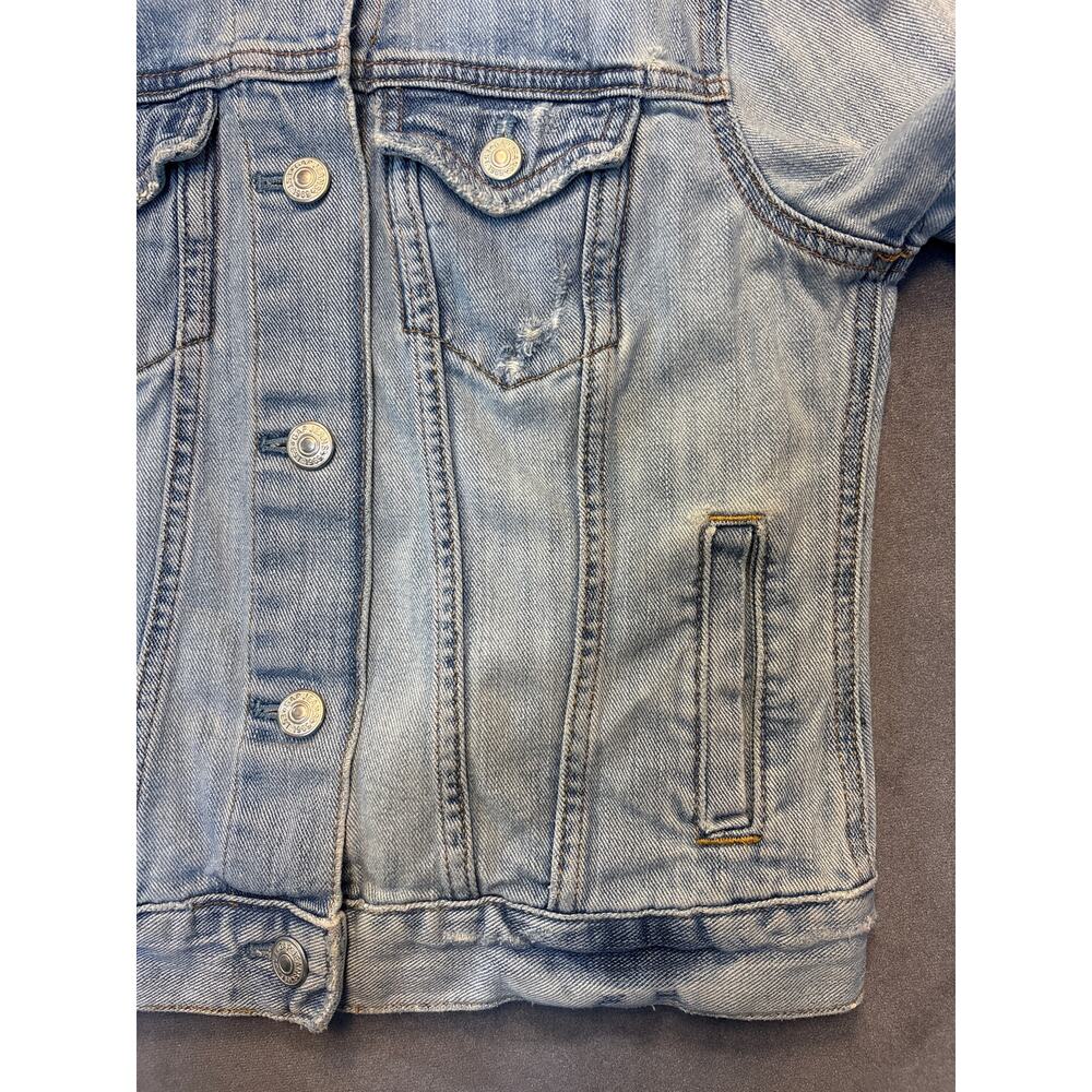 GAP Women’s Medium Denim Jacket Light Wash Distressed Button Up with Pockets - Picture 4 of 11